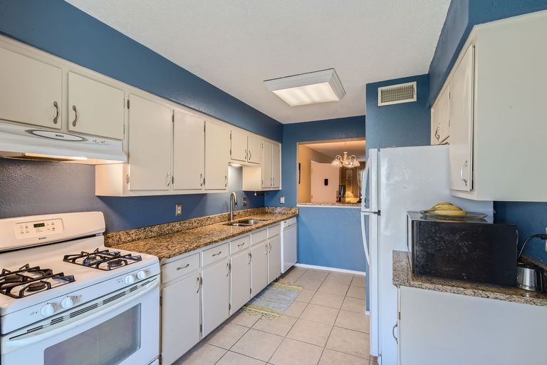 2425-ashdale-dr-81---web-quality---004---07-kitchen.jpg