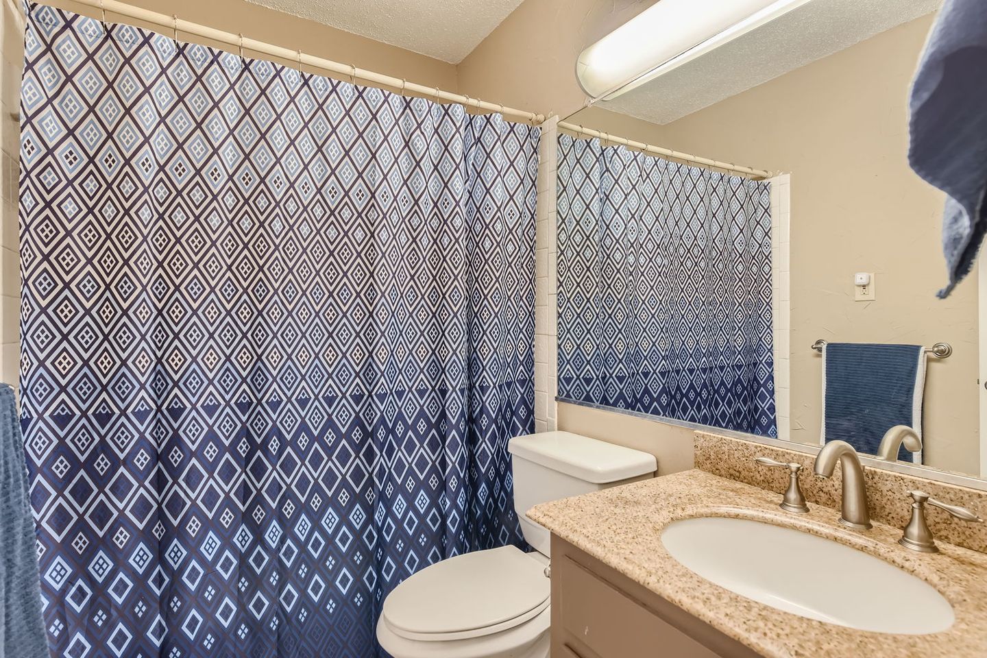 2425-ashdale-dr-81---web-quality---008---12-bathroom.jpg