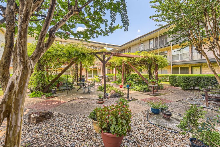 2425-ashdale-dr-81---web-quality---010---14-courtyard.jpg