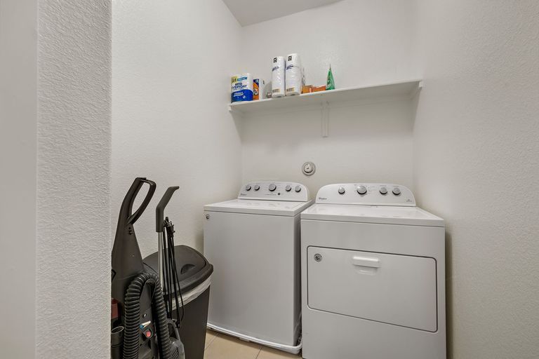 25-web-or-mls-1101-e-parmer-ln-318-kcp-011926---37.jpg