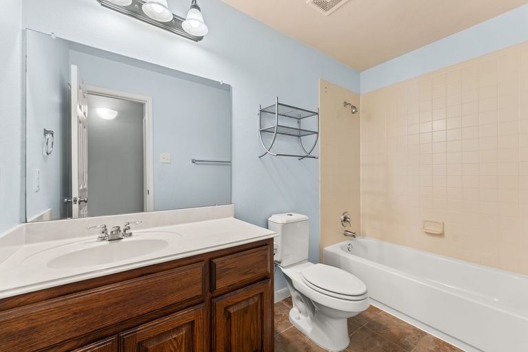 25-web-or-mls-11205-cap-stone-dr-26.jpg