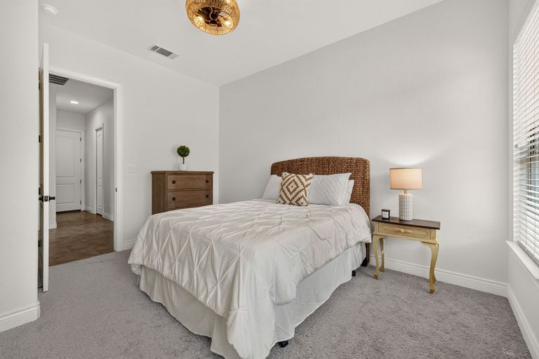 25-web-or-mls-201-canyon-vista-ln-(15-of-29).jpg