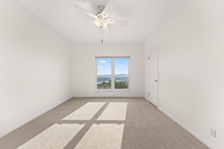 25-web-or-mls-5913-northwest-pl-4-1748297653.jpg