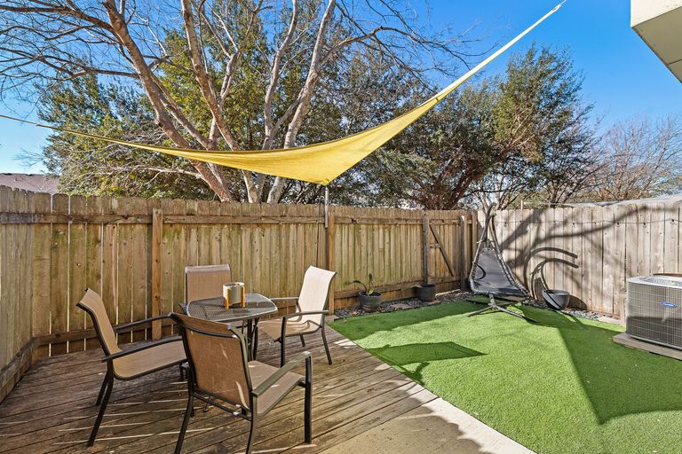 26-web-or-mls-1101-e-parmer-ln-318-kcp-011926---133.jpg