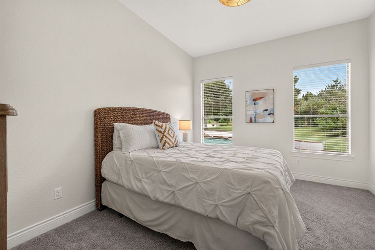 26-web-or-mls-201-canyon-vista-ln-(26-of-37).jpg