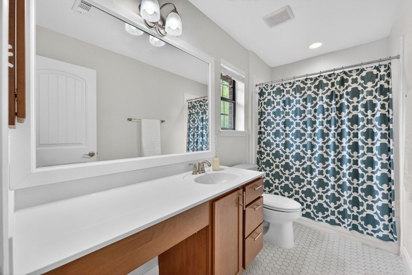 27-web-or-mls-408-kissing-oak-dr-(27-of-39).jpg
