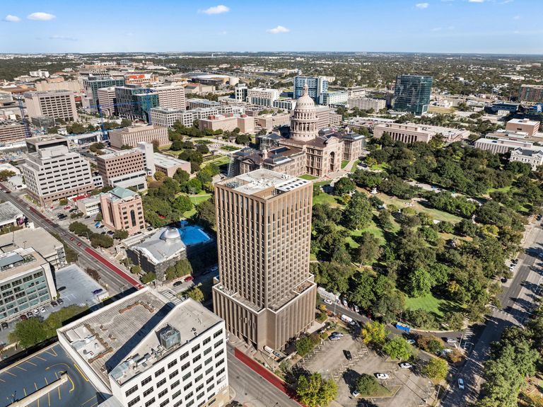 28-web-or-mls-1122-colorado-st-1202-19.jpg