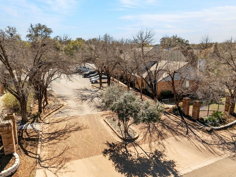 28-web-or-mls-1411-gracy-farms-ln-118-amenities-(1-of-12).jpg