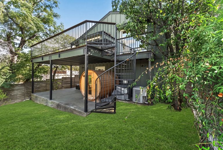 28-web-or-mls-1800-w-10th-st-(5-of-5).jpg
