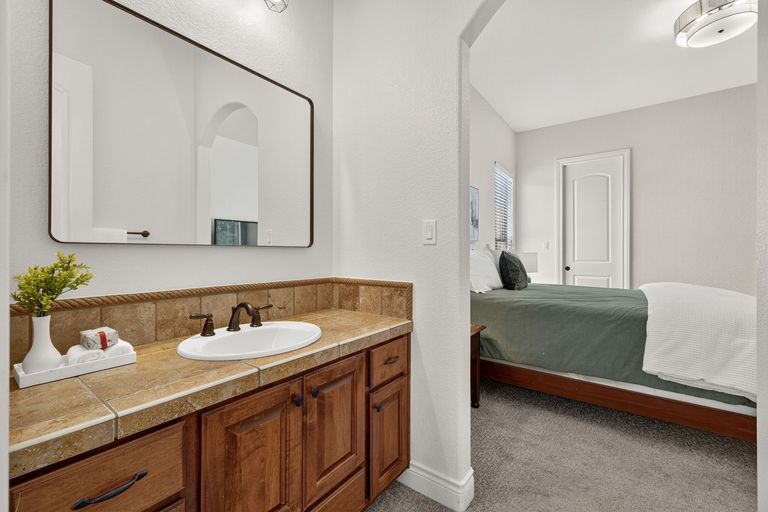 28-web-or-mls-201-canyon-vista-ln-(25-of-37).jpg