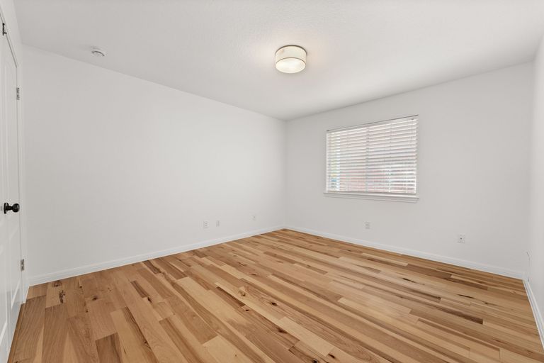 28-web-or-mls-5900-savin-hill-ct-8.jpg