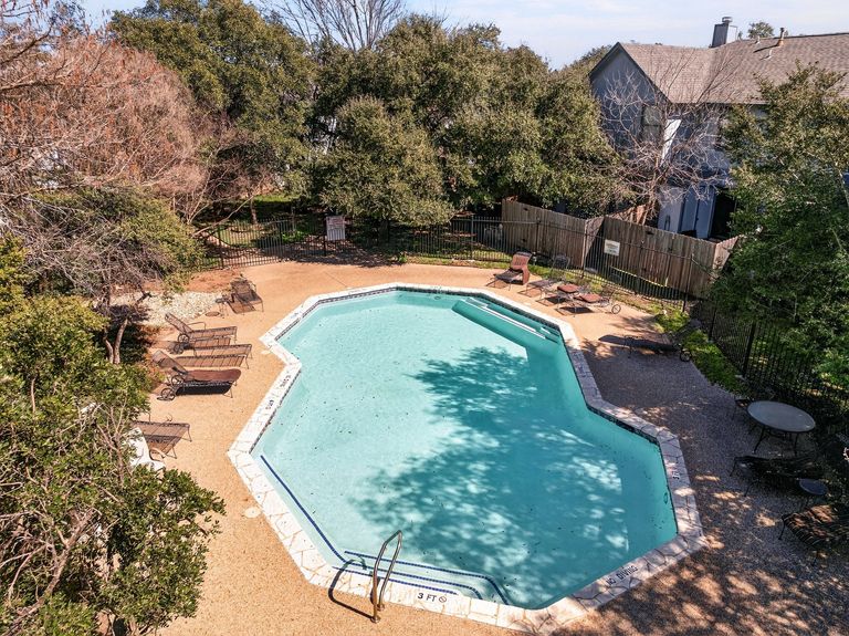 29-web-or-mls-1411-gracy-farms-ln-118-amenities-(2-of-12).jpg