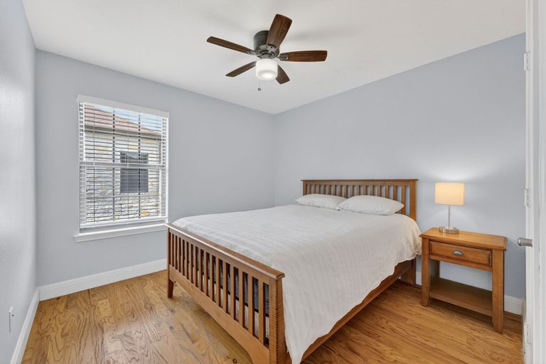 29-web-or-mls-408-kissing-oak-dr-(29-of-39).jpg