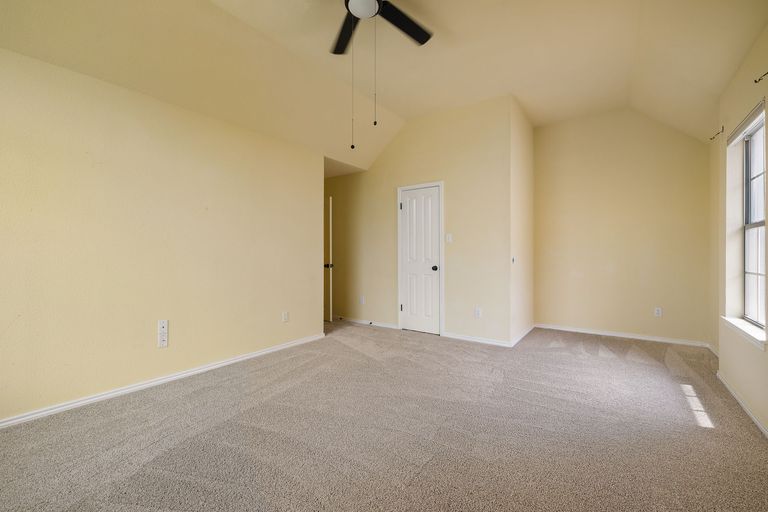 29-web-or-mls-8410-cambria-dr-kcp-042425---24.jpg