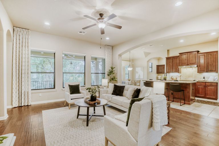 2906-bellamy-cir---web-quality---004---04-living-room.jpg