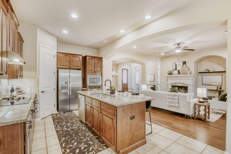 2906-bellamy-cir---web-quality---010---10-kitchen.jpg