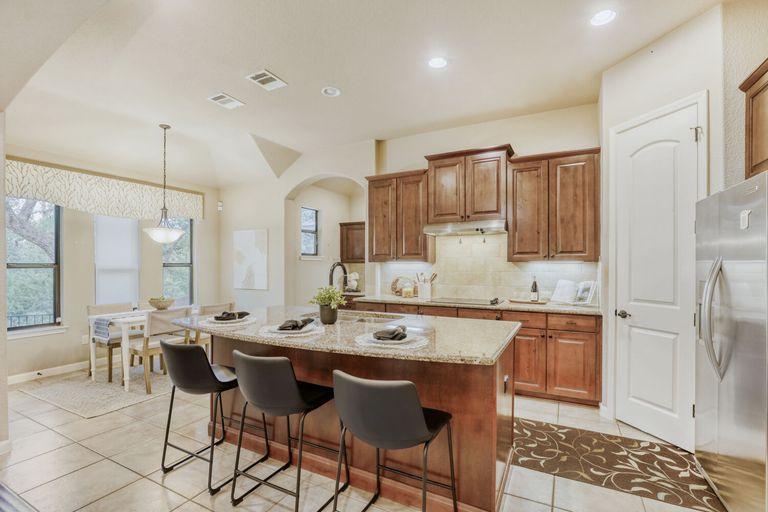 2906-bellamy-cir---web-quality---011---11-breakfast-area.jpg