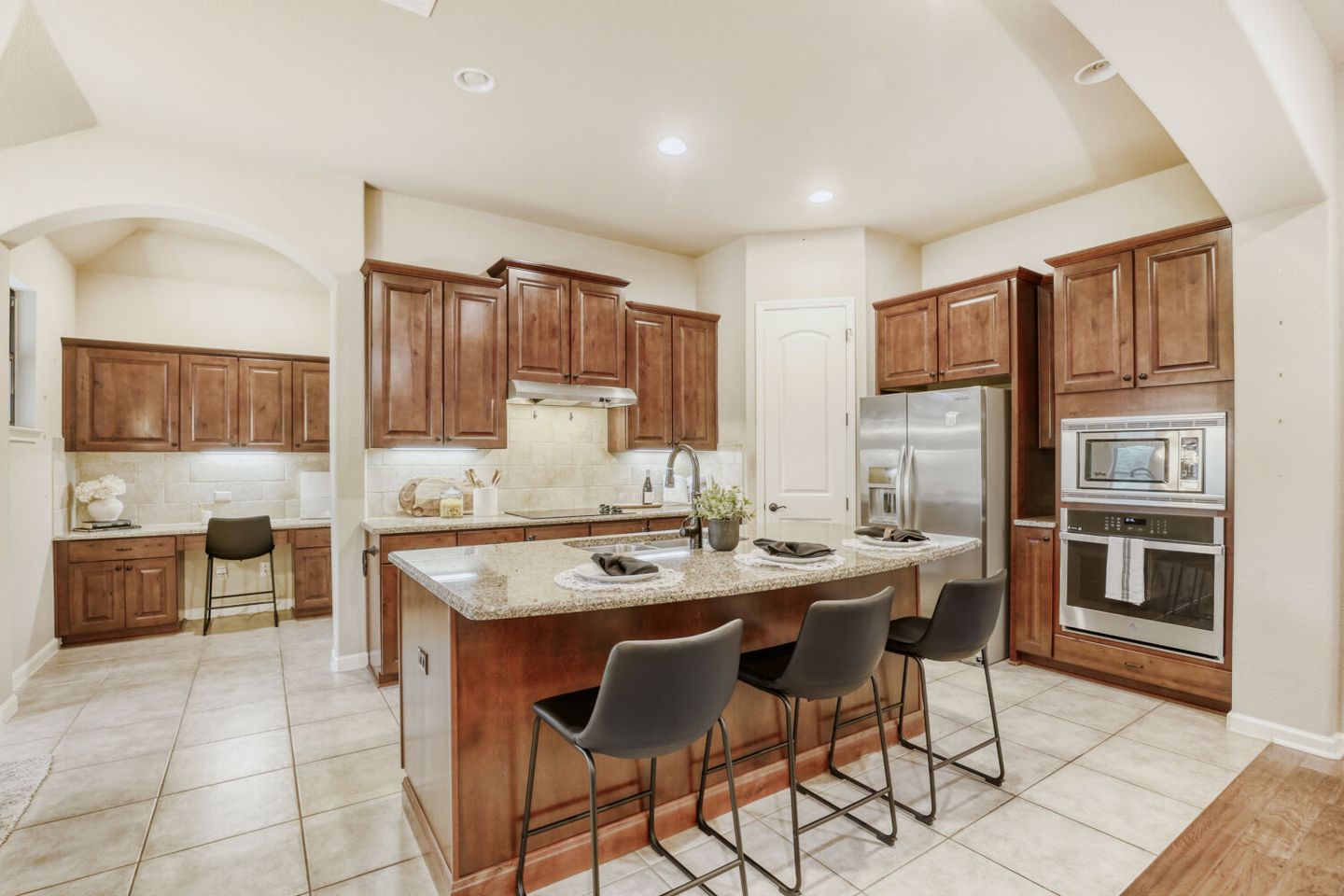 2906-bellamy-cir---web-quality---012---12-breakfast-area.jpg