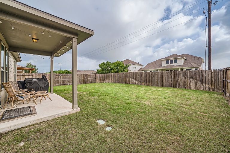 2fcc903c-19928-plough-shores-lane-web-quality-006-07-backyard.jpg