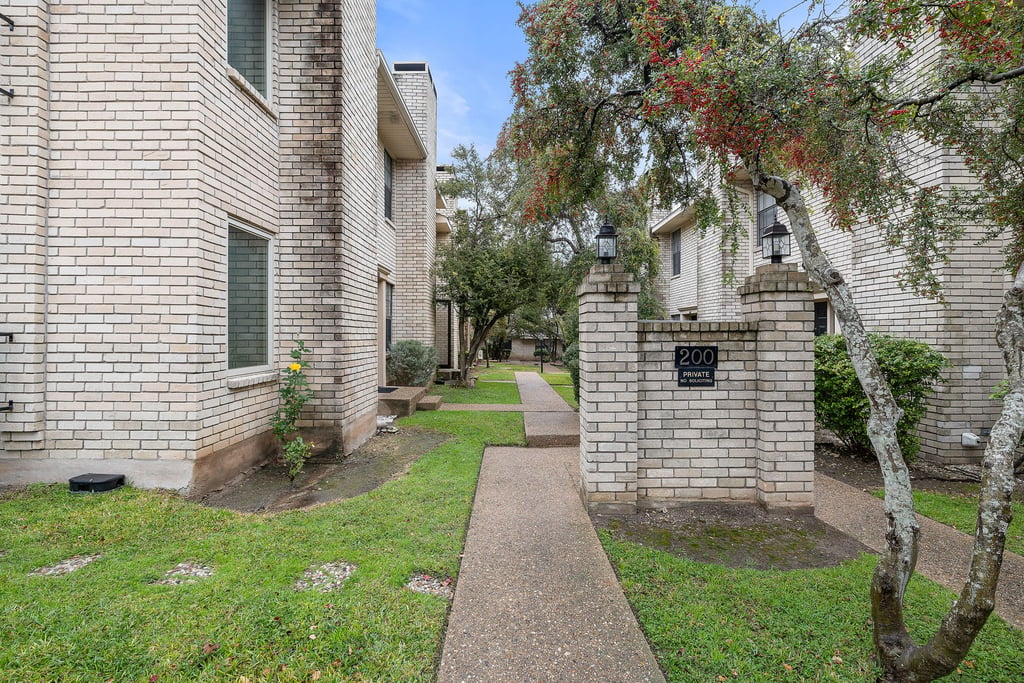 3-custom-8400-jamestown-dr,-204-kcp-122123---55.jpg