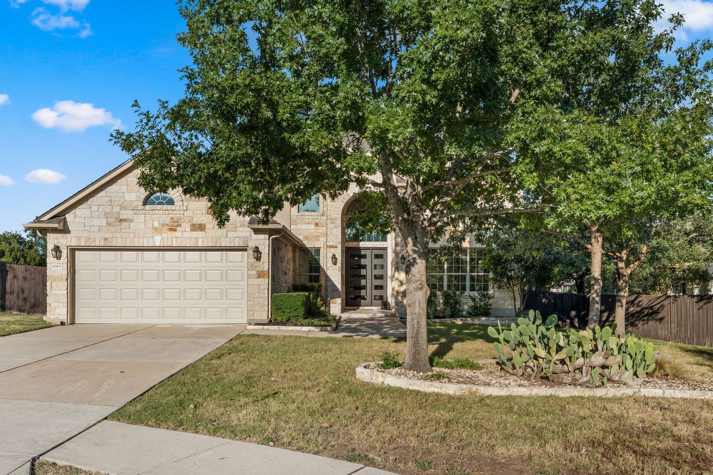 3-web-or-mls-10905-la-estrella-ext-(1-of-7).jpg