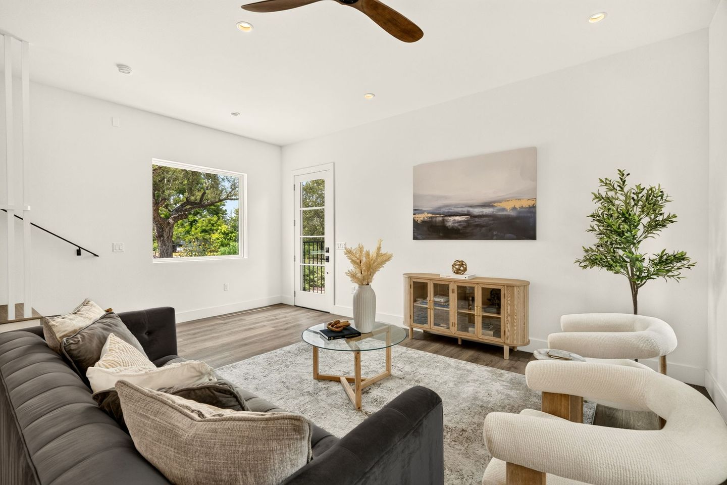 3-web-or-mls-4601-hank-ave-1-(5-of-32).jpg