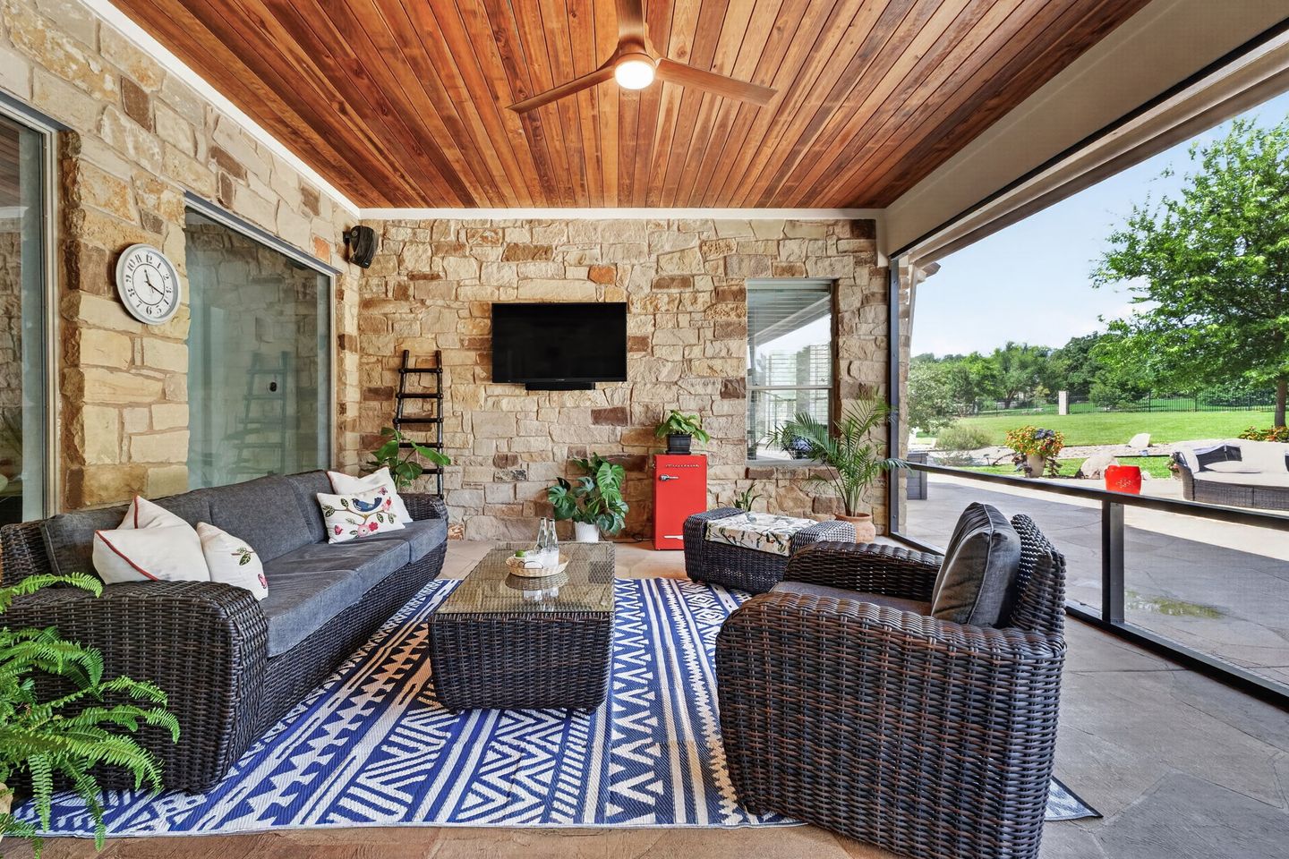 30-web-or-mls-201-canyon-vista-ln-(2-of-3).jpg