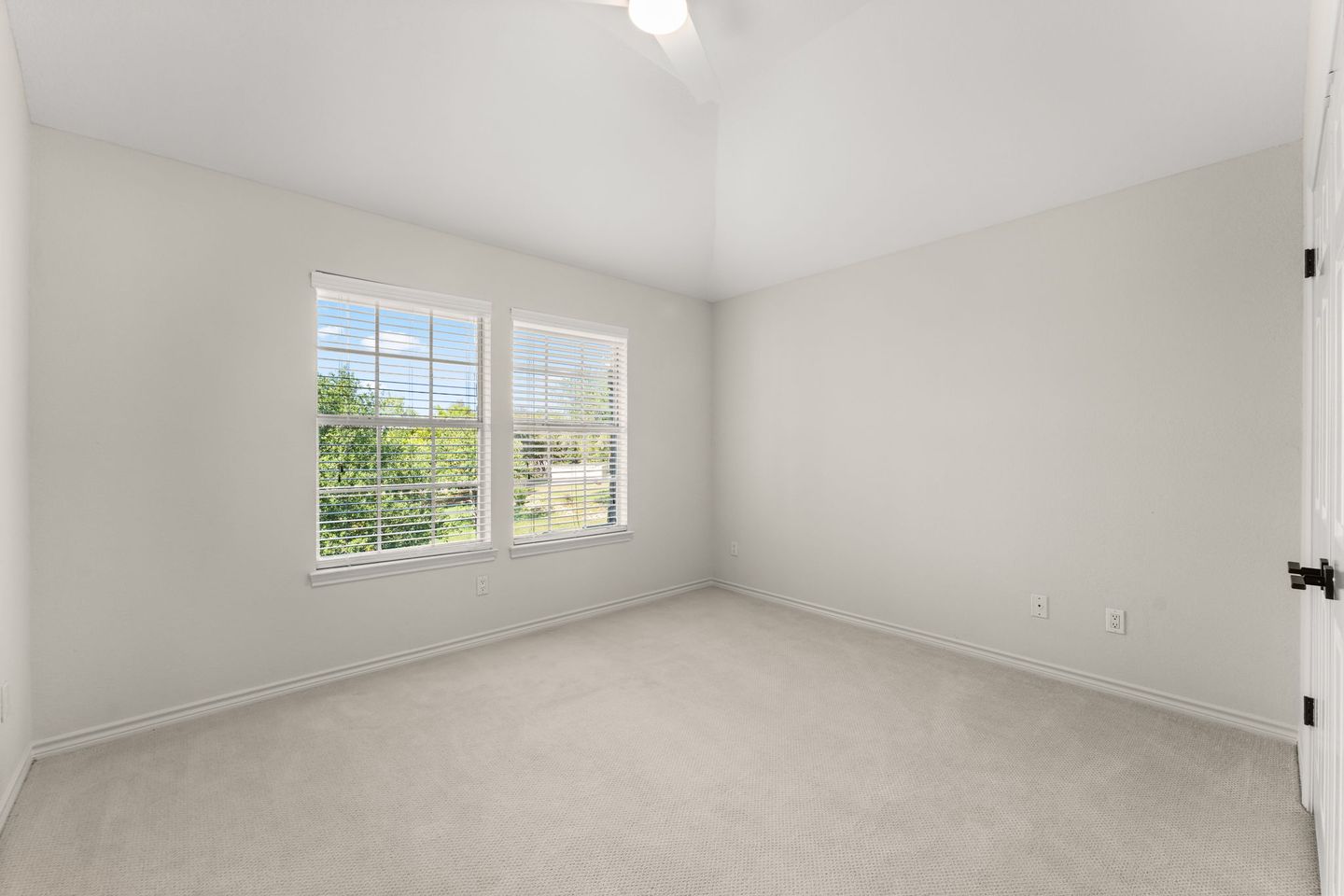 30-web-or-mls-6-dovedale-cove-29.jpg