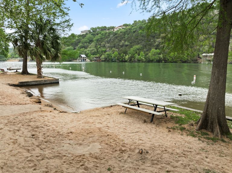 30-web-or-mls-900-lipan-trail-33.jpg