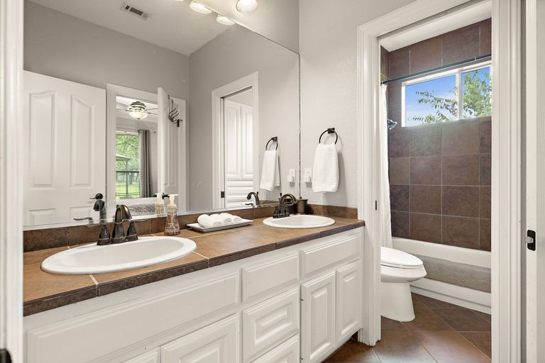 30-web-or-mls-9608-streamside-dr-kcp-061526---10.jpg