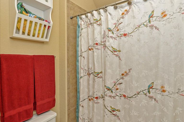 31-031_jack-n-jill-bathroom-2.jpg