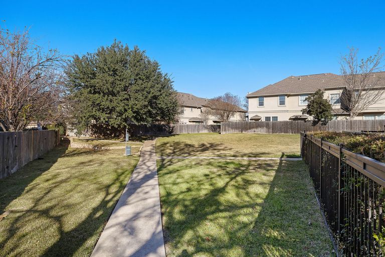 31-web-or-mls-1101-e-parmer-ln-318-kcp-011926---178.jpg