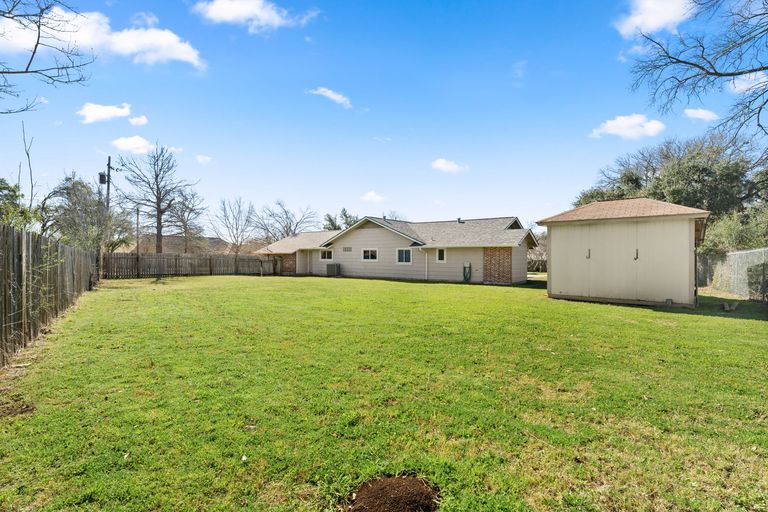 31-web-or-mls-12100-cactus-bend-(10-of-35).jpg