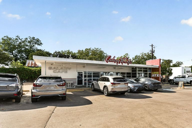 31-web-or-mls-1800-w-10th-st-(31-of-34).jpg