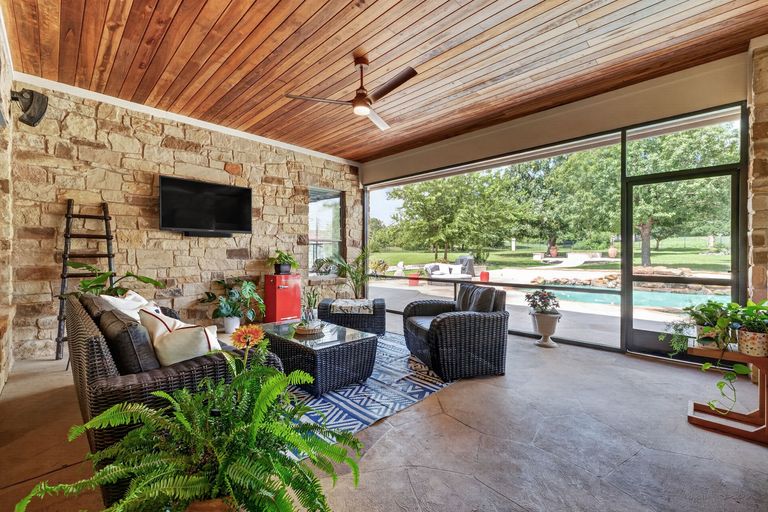 31-web-or-mls-201-canyon-vista-ln-(3-of-3).jpg