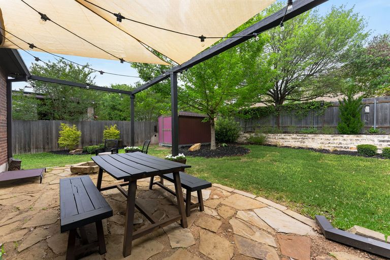 31-web-or-mls-408-kissing-oak-dr-(31-of-39).jpg