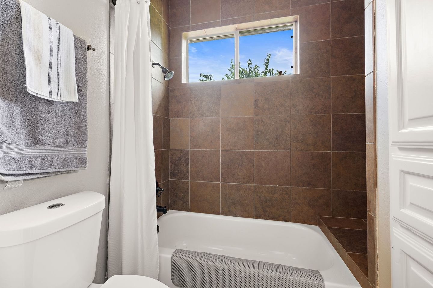 31-web-or-mls-9608-streamside-dr-kcp-061526---20.jpg