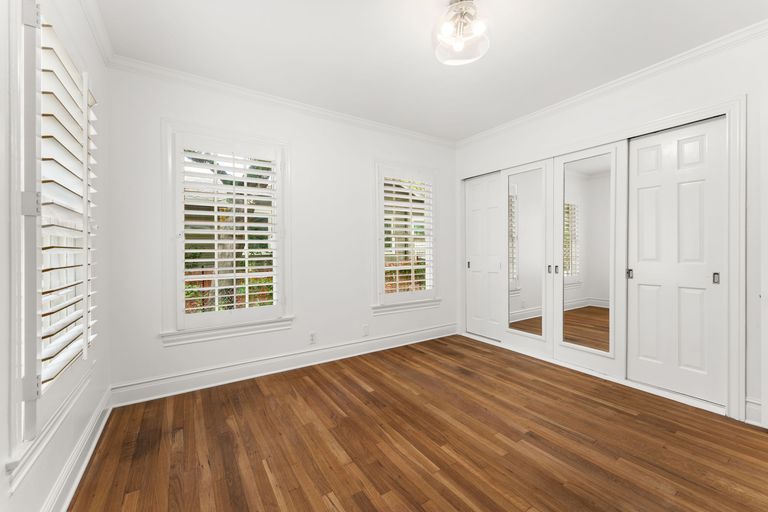 318ba54a-17-web-or-mls-1703-w-31st-st-5-of-26.jpg