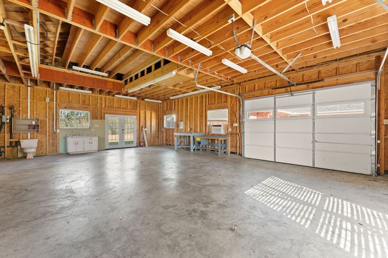 32-web-or-mls-12100-cactus-bend-(1-of-35).jpg