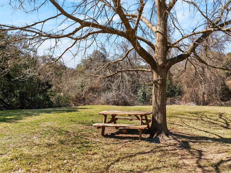 32-web-or-mls-1411-gracy-farms-ln-118-amenities-(5-of-12).jpg