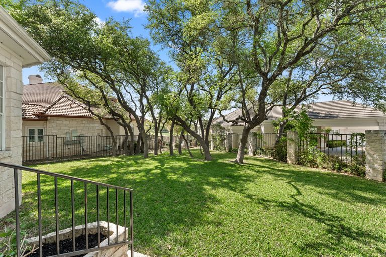 32-web-or-mls-6-dovedale-cove-31.jpg