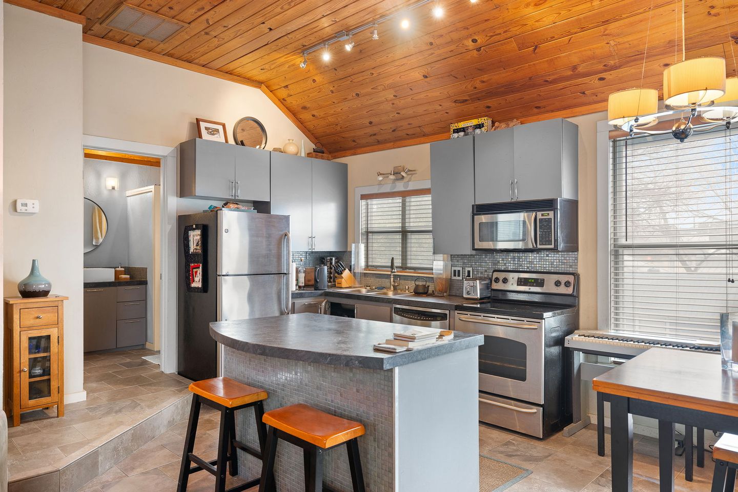 33-web-or-mls-1813-waterston-ave-kcp-022125---172.jpg