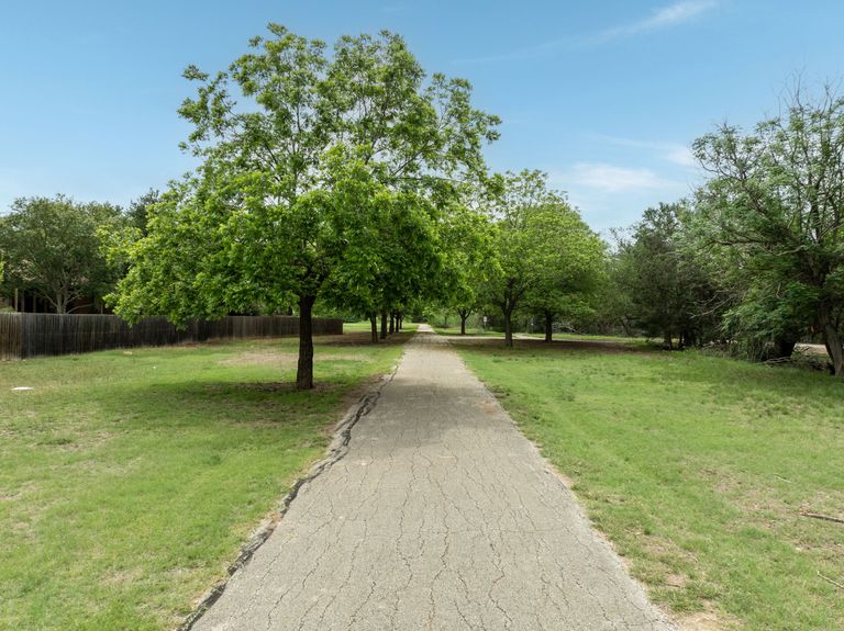 34-web-or-mls-408-kissing-oak-dr-(34-of-39).jpg