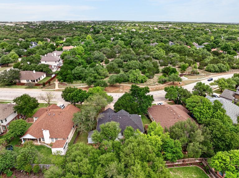 38-web-or-mls-1612-fall-creek-drive-(3-of-35)-1776192573.jpg