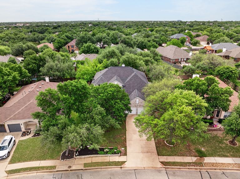 39-web-or-mls-1612-fall-creek-drive-(2-of-35)-1776192575.jpg