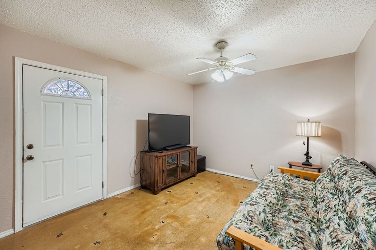 399-upper-elgin-river-rd---web-quality---011---09-living-room.jpg