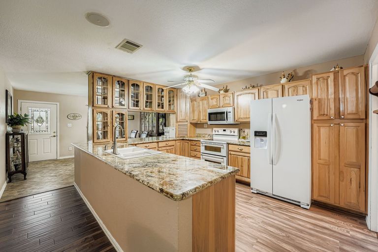 399-upper-elgin-river-rd---web-quality---014---13-kitchen.jpg