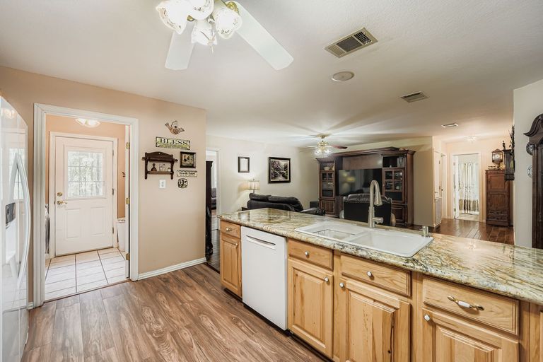 399-upper-elgin-river-rd---web-quality---016---15-kitchen.jpg