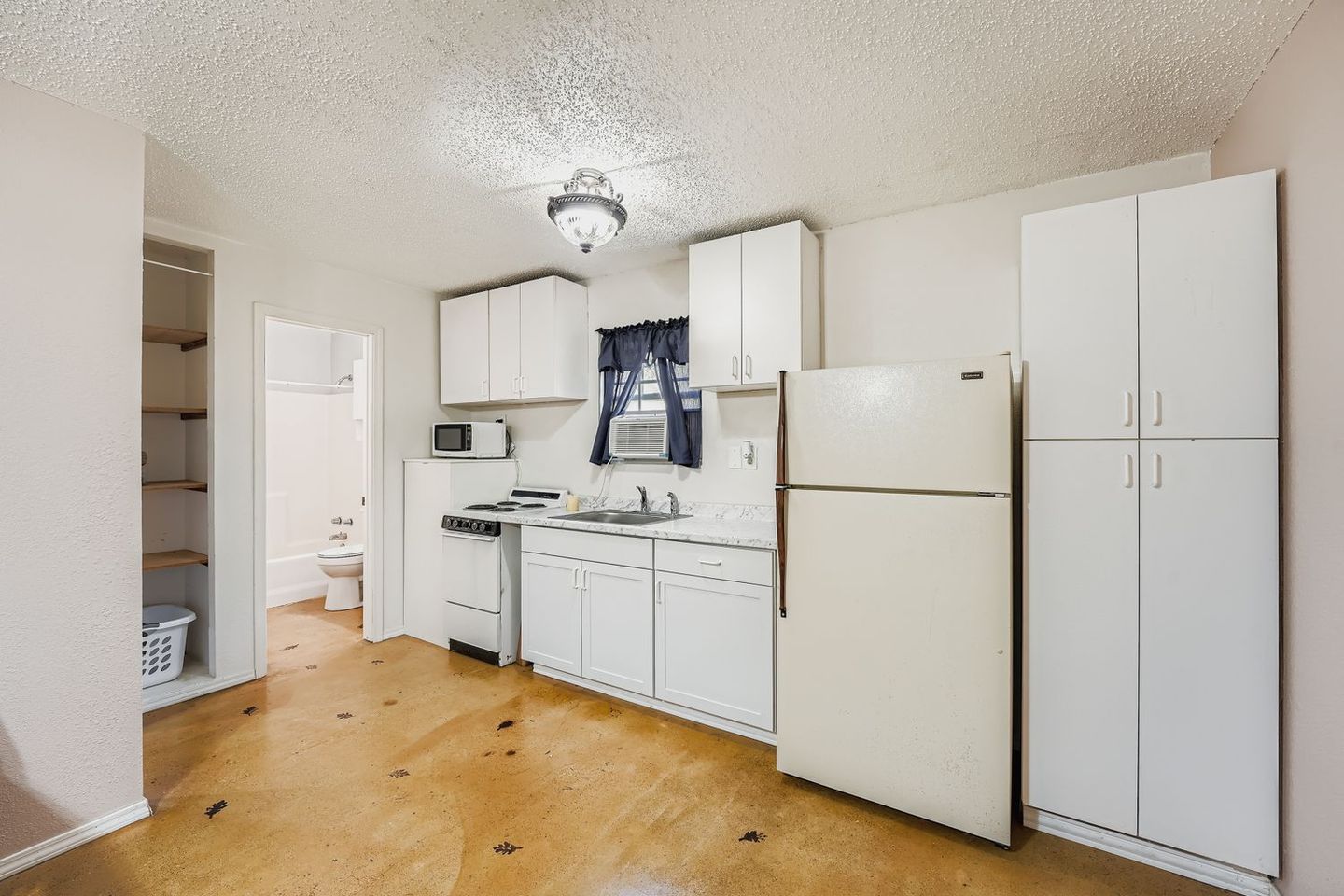 399-upper-elgin-river-rd---web-quality---018---17-kitchen.jpg