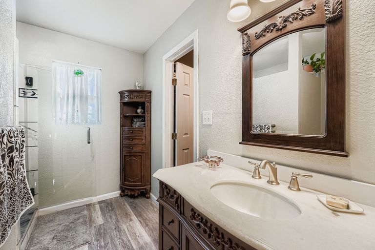 399-upper-elgin-river-rd---web-quality---025---26-primary-bathroom.jpg